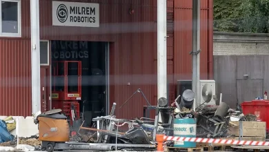 A Estônia acusa a Rússia de orquestrar um incêndio em uma fábrica militar em Tallinn, revelando uma escalada perigosa de guerra híbrida na Europa.