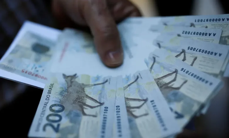 O Governo Central fechou agosto com um déficit primário de R$ 13,585 bilhões. Entenda o impacto nos cofres públicos e a situação fiscal do país.
