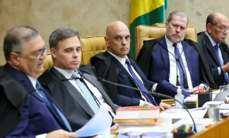 O ativismo do STF já molda o cenário político para 2026. Entenda como as decisões judiciais ultrapassam os limites e ameaçam a democracia brasileira.
