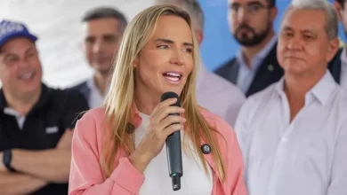 A ausência de Celina Leão em debate no DF intensifica questionamentos sobre sua relação com Ibaneis Rocha e o BRB. Entenda o cenário político.