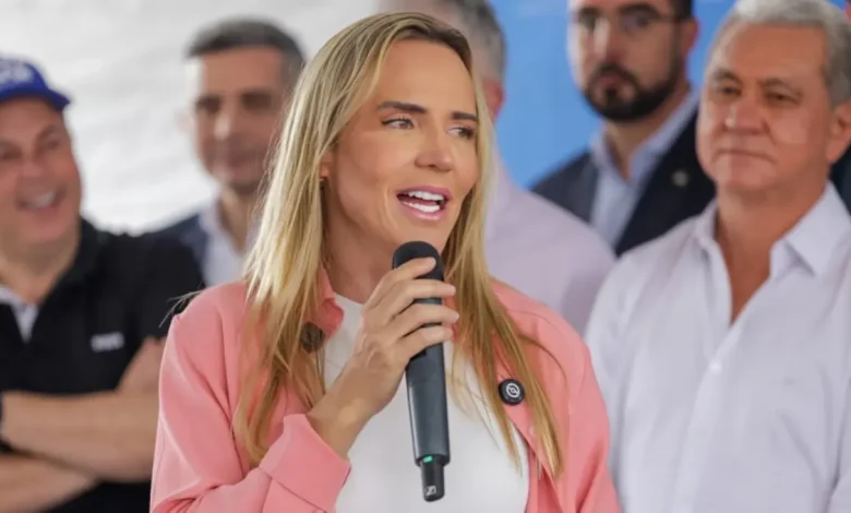 A ausência de Celina Leão em debate no DF intensifica questionamentos sobre sua relação com Ibaneis Rocha e o BRB. Entenda o cenário político.
