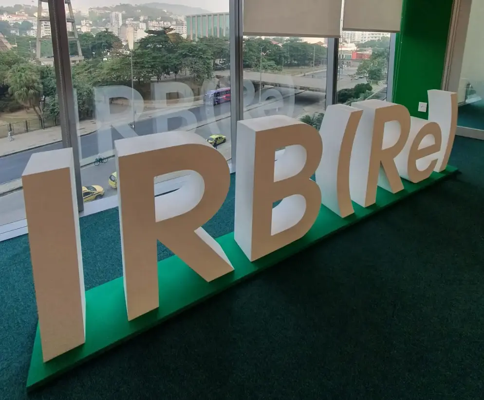 A estratégia de redução de tarifas da IRB Brasil RE sinaliza um novo ciclo de crescimento e pode impulsionar o valor da companhia em até 30%. Veja a análise.