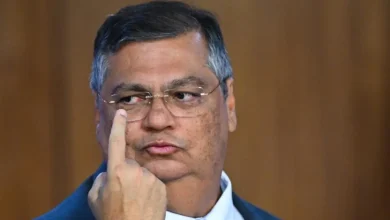 Ministro Flávio Dino determina que a PF investigue ataques a símbolos religiosos. Entenda o impacto dessa medida na liberdade de expressão e na fé.