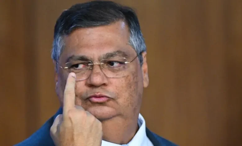 Ministro Flávio Dino determina que a PF investigue ataques a símbolos religiosos. Entenda o impacto dessa medida na liberdade de expressão e na fé.