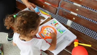 A implementação da inclusão escolar para crianças com Síndrome de Down revela um conflito entre mandatos estatais e a necessidade real de suporte pedagógico.