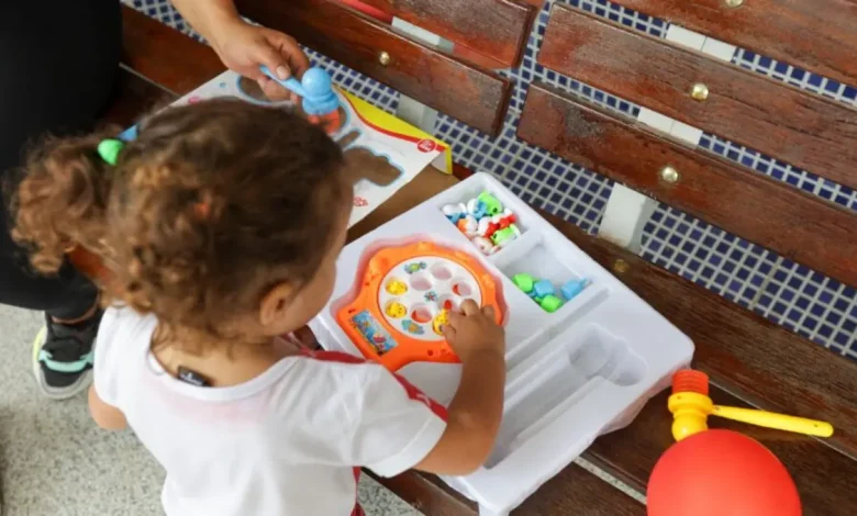 A implementação da inclusão escolar para crianças com Síndrome de Down revela um conflito entre mandatos estatais e a necessidade real de suporte pedagógico.