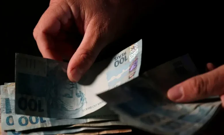 A dívida pública brasileira disparou para R$ 11 trilhões, representando 82,9% do PIB. Entenda o perigo do expansionismo estatal para a economia.