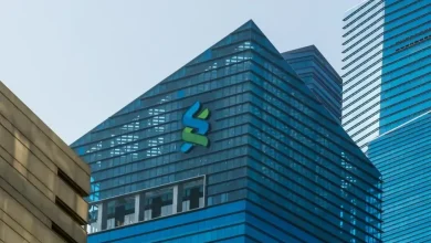 O mercado financeiro global sinaliza uma mudança de paradigma. Entenda por que as criptomoedas podem saltar 600% até 2028 e o impacto na liberdade financeira.