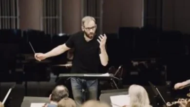 A OSESP reafirma o valor da alta cultura com a regência de Dima Slobodeniouk e o virtuosismo de Roman Simovic. Veja a análise sobre a preservação da arte.